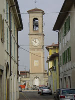 Travagliato: la torre civica e si trova in mezzo alla piazza 